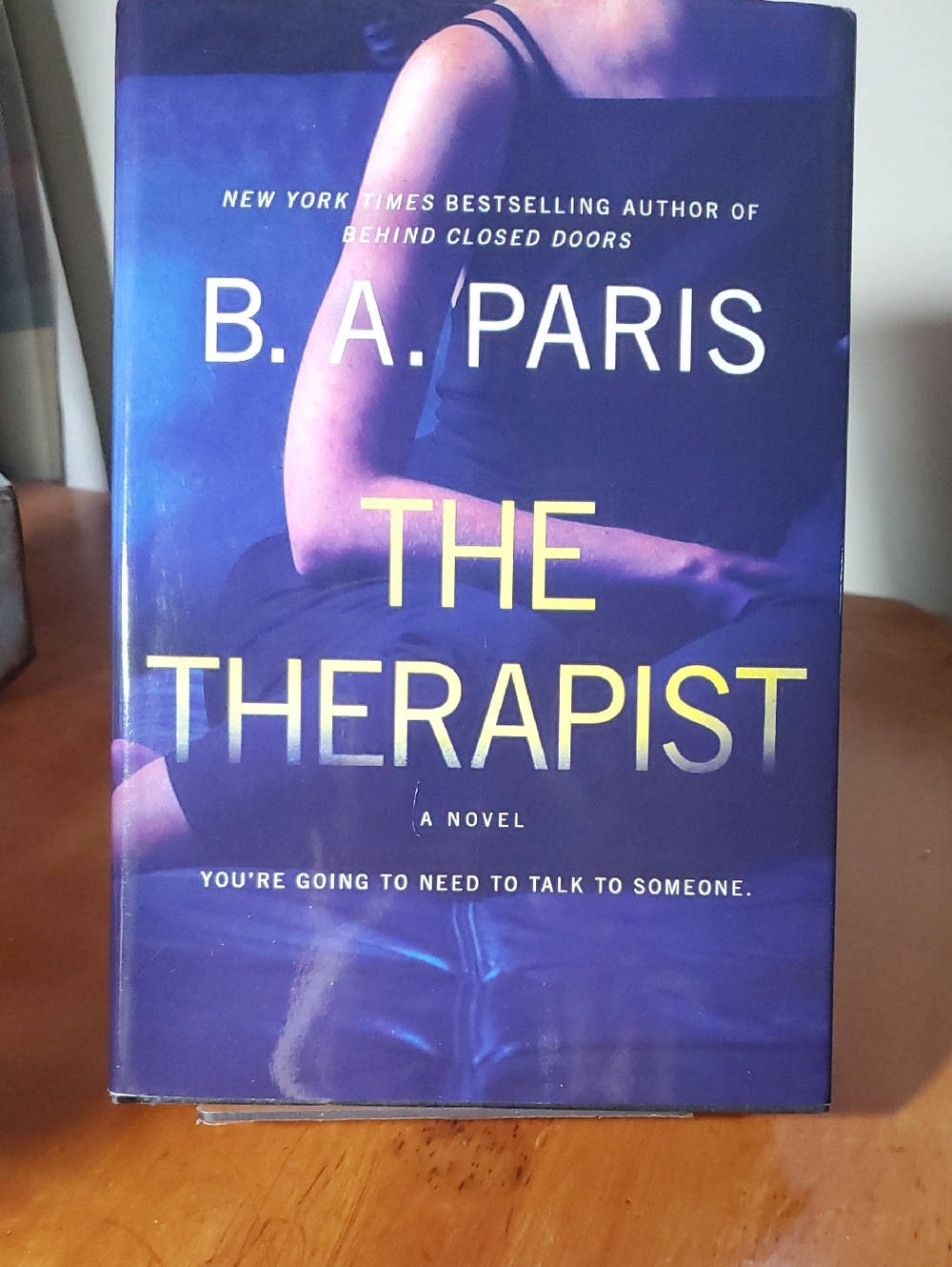 B. A. Paris - The Therapist (Blue Hardcover Novel) (10)